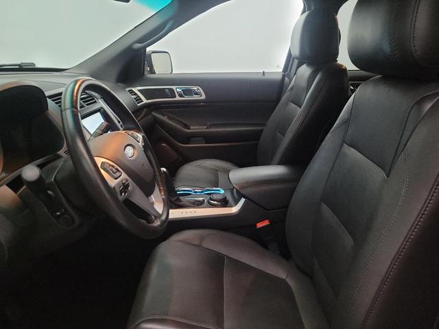Photo of 2015 Tuxedo Black Metallic Ford Explorer