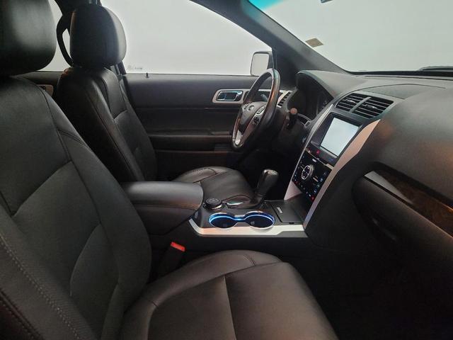 Photo of 2015 Tuxedo Black Metallic Ford Explorer