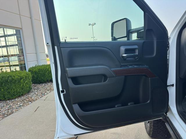 Photo of 2017 Summit White GMC Sierra 2500