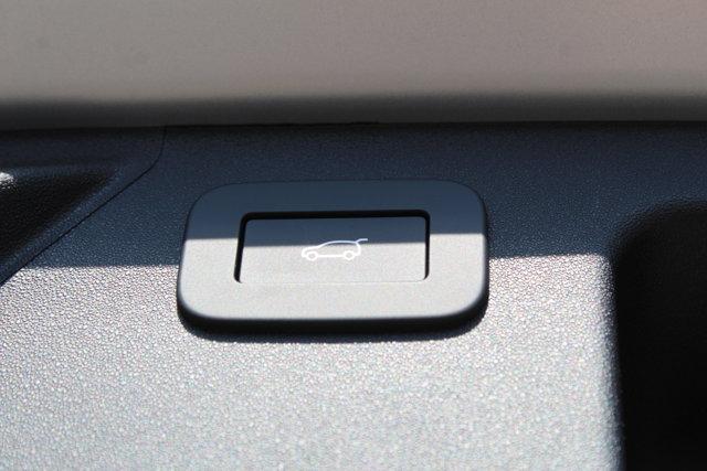 Photo of 2025 Hakuba Silver Metallic Land Rover Discovery Sport