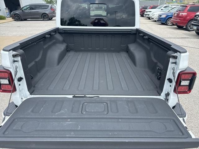 Photo of 2021 Bright White Clearcoat Jeep Gladiator