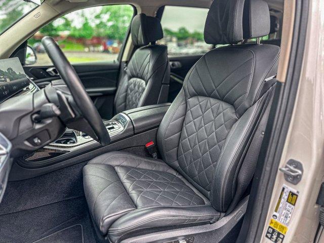 Photo of 2024 Alpine White BMW X7