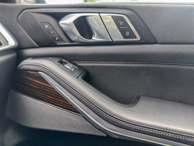 Photo of 2024 Alpine White BMW X7