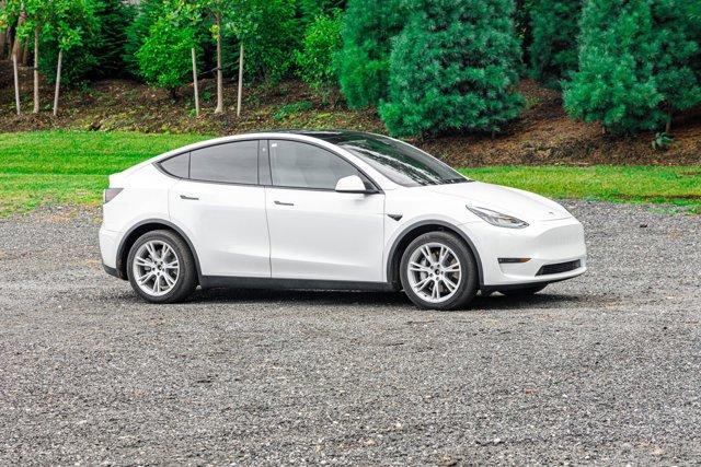 Photo of 2022 White Tesla Model Y