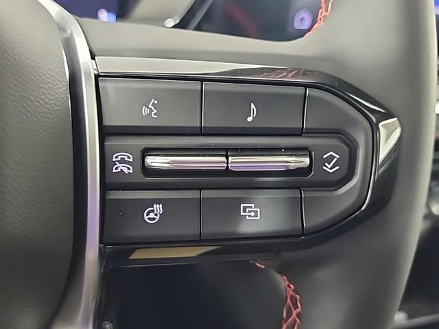 Photo of 2025 Summit White Chevrolet Colorado