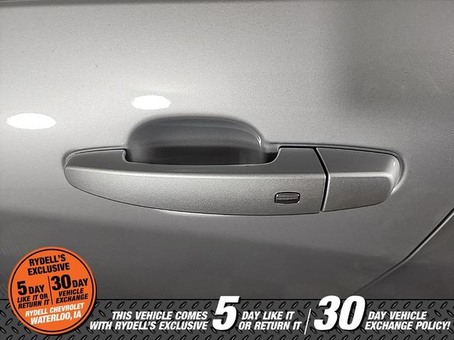 Photo of 2022 Silver Ice Metallic Chevrolet Equinox