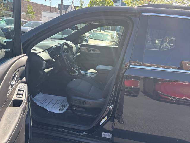 Photo of 2022 Mosaic Black Metallic Chevrolet Traverse