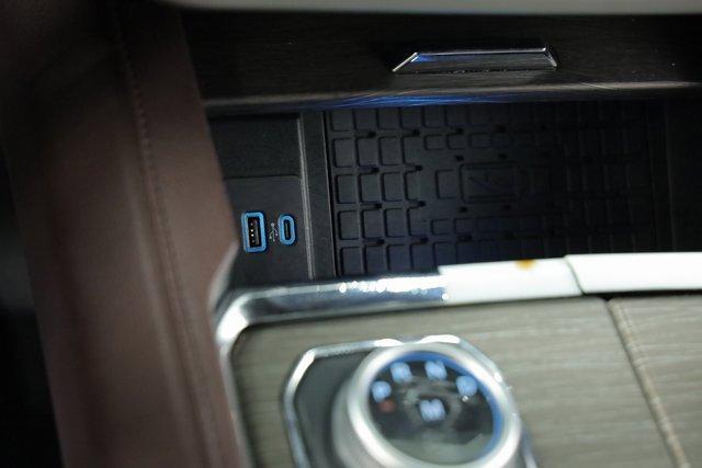 Photo of 2023 Silver Metallic Ford Expedition