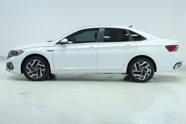 Photo of 2024 Pure White Volkswagen Jetta