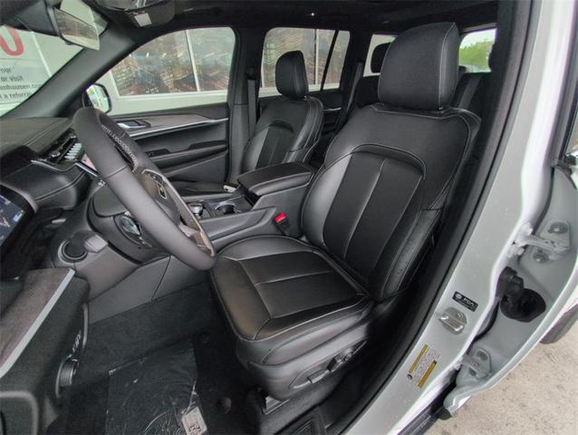 Photo of 2025 Bright White Clearcoat Jeep Grand Cherokee