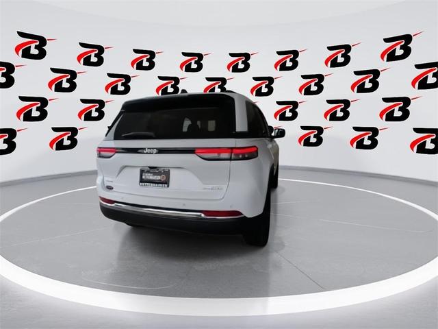 Photo of 2025 Bright White Clearcoat Jeep Grand Cherokee