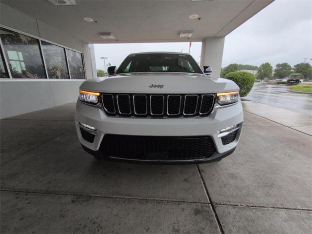 Photo of 2025 Bright White Clearcoat Jeep Grand Cherokee