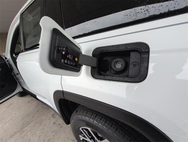 Photo of 2025 Bright White Clearcoat Jeep Grand Cherokee