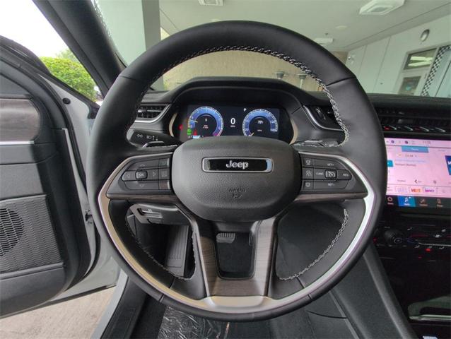 Photo of 2025 Bright White Clearcoat Jeep Grand Cherokee