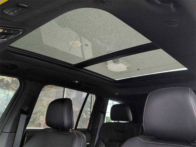 Photo of 2025 Bright White Clearcoat Jeep Grand Cherokee