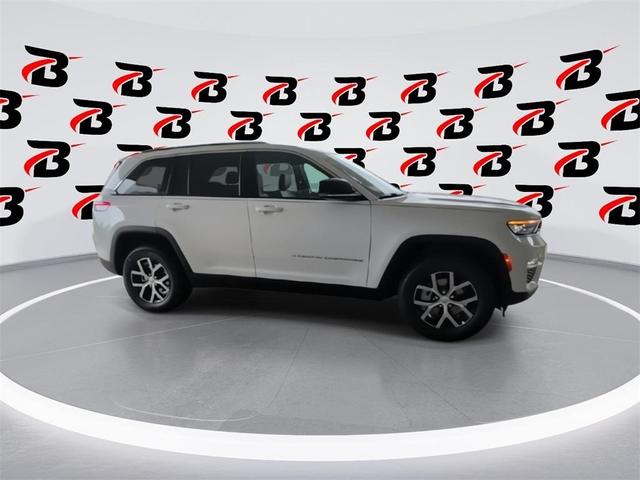 Photo of 2025 Bright White Clearcoat Jeep Grand Cherokee
