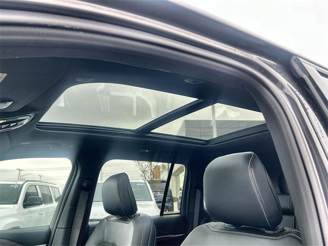 Photo of 2025 Metallic Jeep Grand Cherokee