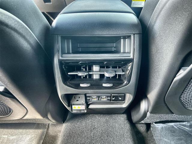 Photo of 2025 Metallic Jeep Grand Cherokee