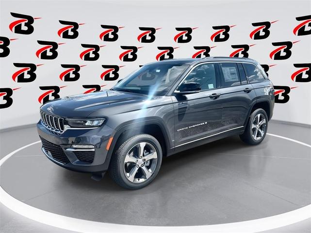 Photo of 2025 Metallic Jeep Grand Cherokee