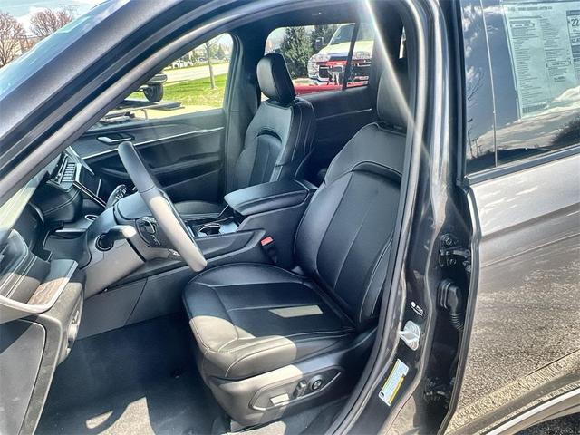 Photo of 2025 Metallic Jeep Grand Cherokee
