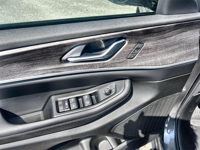 Photo of 2025 Metallic Jeep Grand Cherokee
