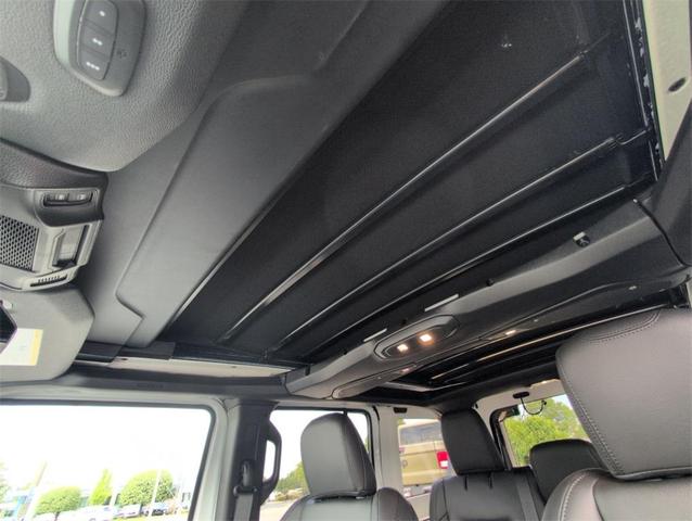 Photo of 2025 Bright White Clearcoat Jeep Wrangler