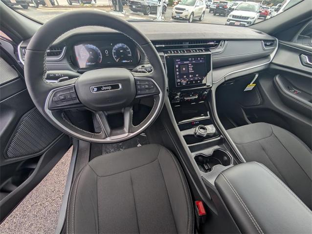 Photo of 2025 Silver Zynith Jeep Grand Cherokee