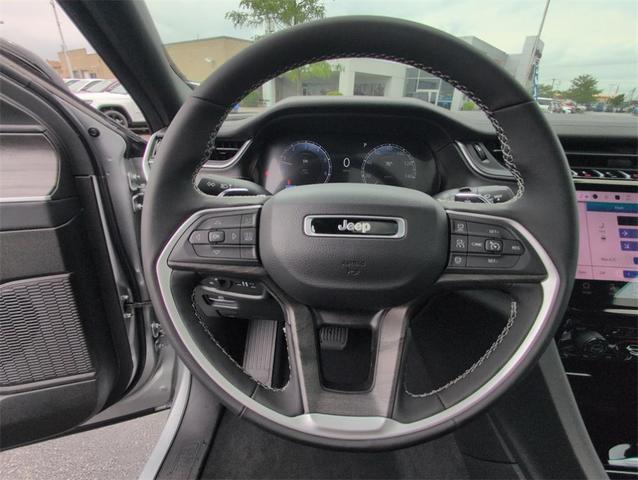 Photo of 2025 Silver Zynith Jeep Grand Cherokee L