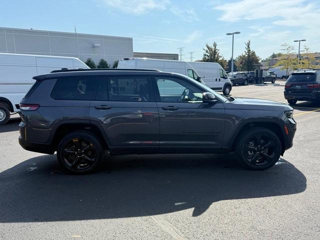 Photo of 2023 Metallic Jeep Grand Cherokee L