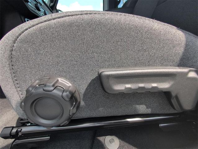 Photo of 2025 Bright White Clearcoat Jeep Gladiator