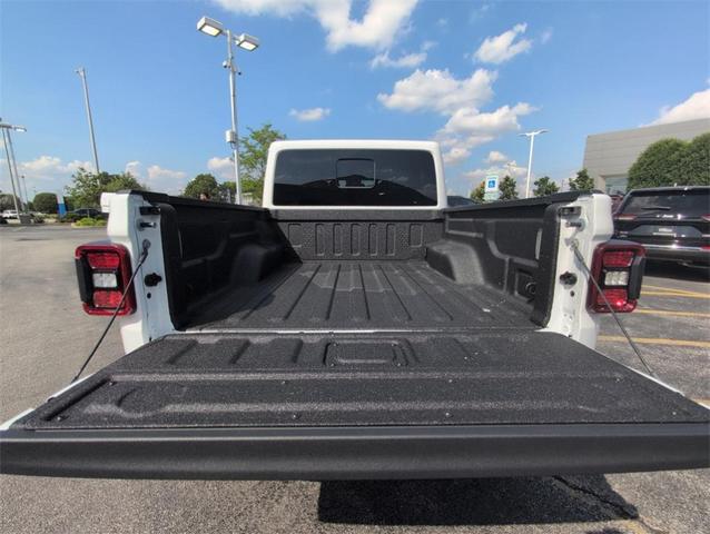 Photo of 2025 Bright White Clearcoat Jeep Gladiator