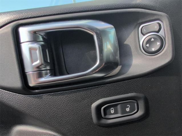 Photo of 2025 Bright White Clearcoat Jeep Gladiator