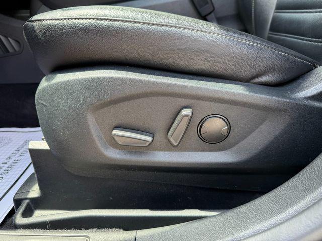 Photo of 2022 Agate Black Metallic Ford Edge