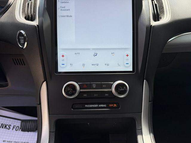 Photo of 2022 Agate Black Metallic Ford Edge