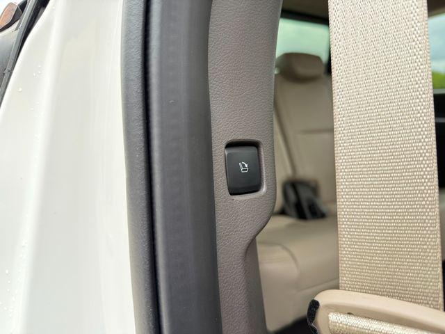 Photo of 2024 White Lincoln Navigator