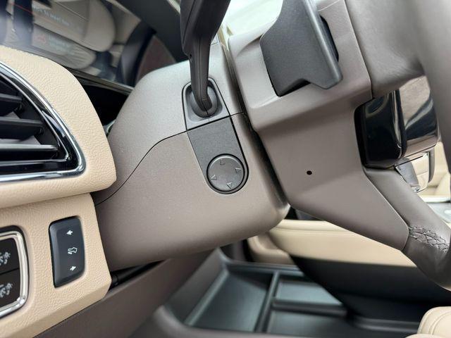 Photo of 2024 White Lincoln Navigator