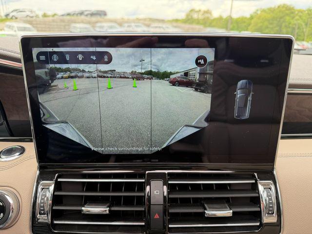 Photo of 2024 White Lincoln Navigator