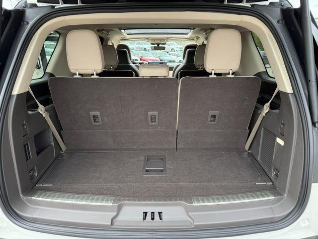 Photo of 2024 White Lincoln Navigator