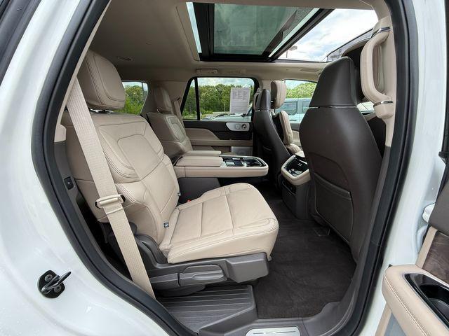Photo of 2024 White Lincoln Navigator