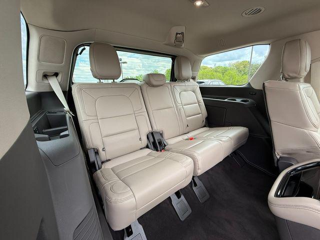 Photo of 2024 White Lincoln Navigator