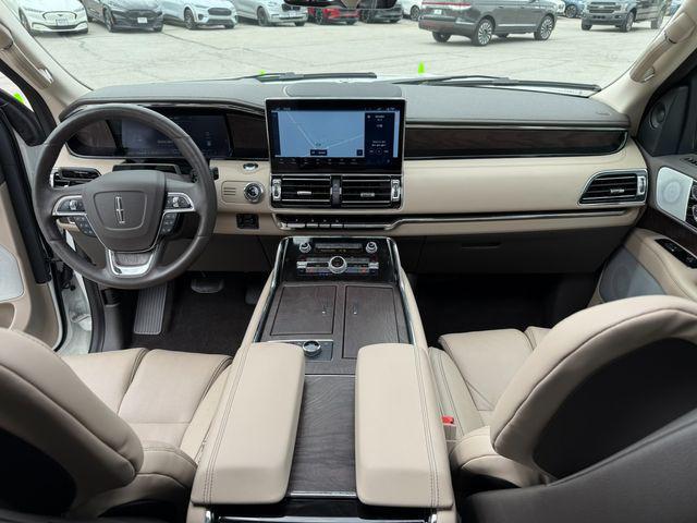 Photo of 2024 White Lincoln Navigator