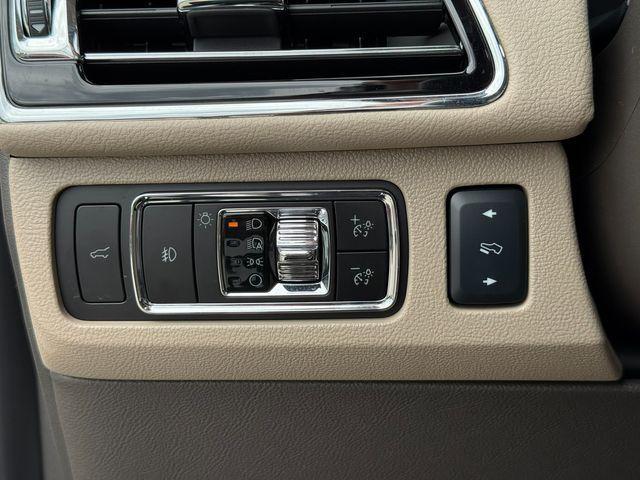Photo of 2024 White Lincoln Navigator