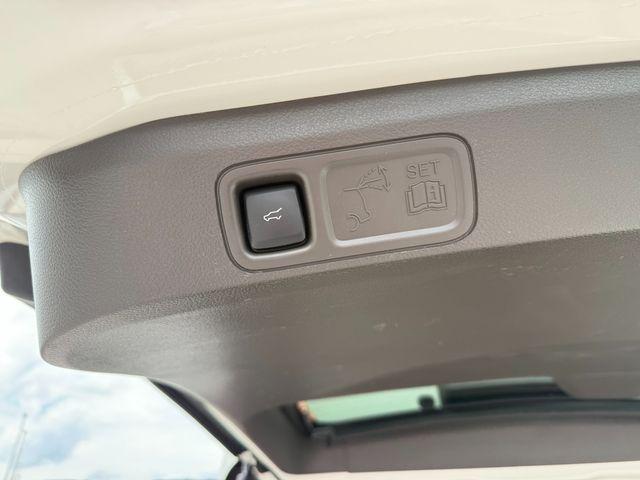 Photo of 2024 White Lincoln Navigator