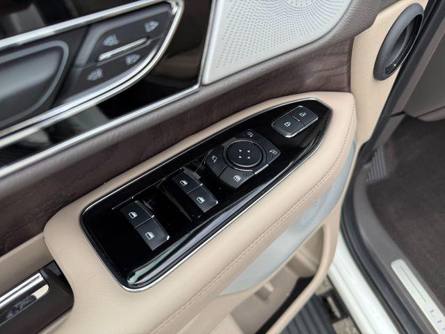 Photo of 2024 White Lincoln Navigator