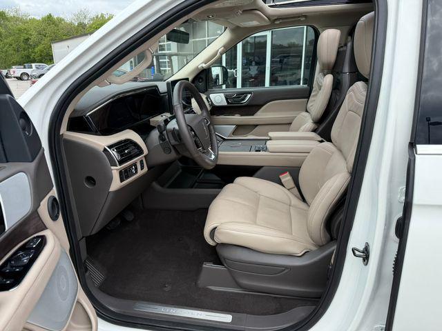 Photo of 2024 White Lincoln Navigator