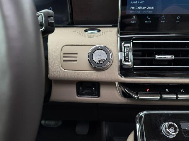 Photo of 2024 White Lincoln Navigator
