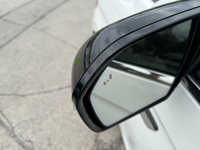 Photo of 2024 White Lincoln Navigator