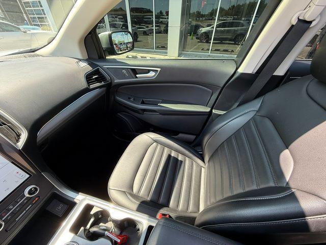 Photo of 2021 Iconic Silver Metallic Ford Edge