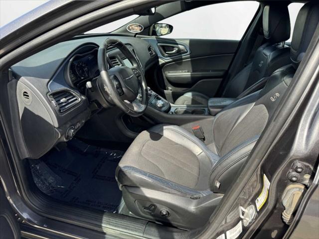 Photo of 2015 Granite Crystal Metallic Clearcoat Chrysler 200