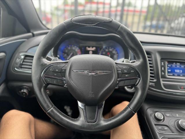 Photo of 2015 Granite Crystal Metallic Clearcoat Chrysler 200